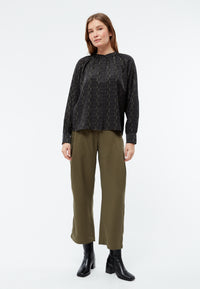 Givn Berlin Bluse GBSMILLA mit Puffärmeln aus TENCEL™ mit Peach-Effekt Blouse Black / Dark Khaki (Waves)