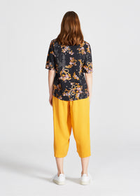 Givn Berlin Blusenshirt ISLA aus LENZING™ ECOVERO™ Blouse Black / Yellow (Flowers)