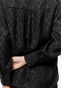 Givn Berlin Geraffte Bluse GBKASIA aus TENCEL™ mit Peach-Effekt Blouse Black / Dark Khaki (Waves)