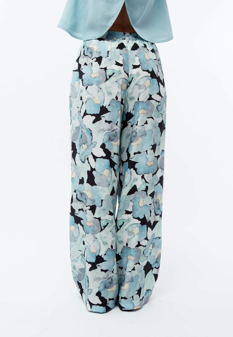Givn Berlin Hose GBMARLA relaxed aus TENCEL™ mit Peach-Effekt Trousers Gentle Blue (Dreamy Florals)