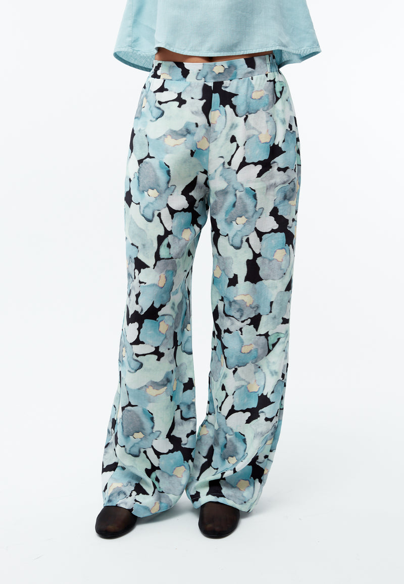 Givn Berlin Hose GBMARLA relaxed aus TENCEL™ mit Peach-Effekt Trousers Gentle Blue (Dreamy Florals)