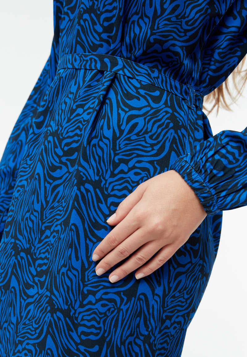 Givn Berlin Kleid GBTHEKLA aus LENZING™ ECOVERO™ Dress Black / Electric Blue (Tiger)