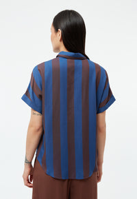 Givn Berlin Kurzarmbluse GBSARAH aus LENZING™ ECOVERO™ Blouse Blazing Blue / Chocolate Brown (Stripes)