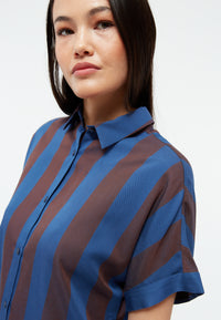 Givn Berlin Kurzarmbluse GBSARAH aus LENZING™ ECOVERO™ Blouse Blazing Blue / Chocolate Brown (Stripes)