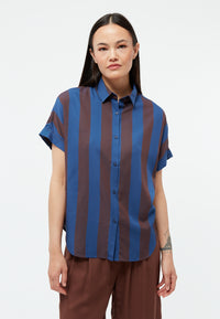 Givn Berlin Kurzarmbluse GBSARAH aus LENZING™ ECOVERO™ Blouse Blazing Blue / Chocolate Brown (Stripes)