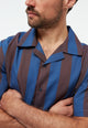 Givn Berlin Kurzarmhemd GBBARIK aus LENZING™ ECOVERO™ Buttoned Shirt Blazing Blue / Chocolate Brown (Stripes)