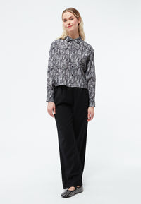 Givn Berlin Kurze Bluse GBSAVANNAH aus TENCEL™ Blouse Black / Grey (Snake)