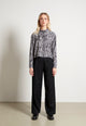 Givn Berlin Kurze Bluse GBSAVANNAH aus TENCEL™ Blouse Black / Grey (Snake)