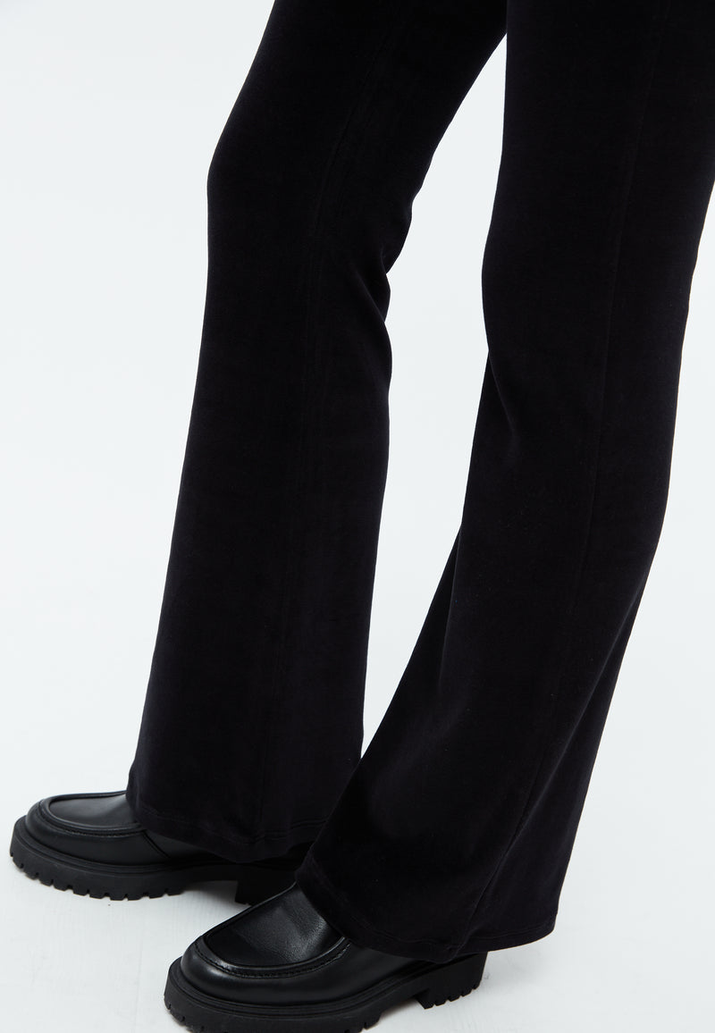 Givn Berlin Samthose GBELODIE flared leg aus Bio-Baumwolle Trousers Black