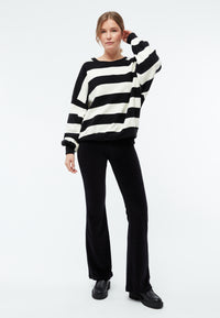 Givn Berlin Samthose GBELODIE flared leg aus Bio-Baumwolle Trousers Black