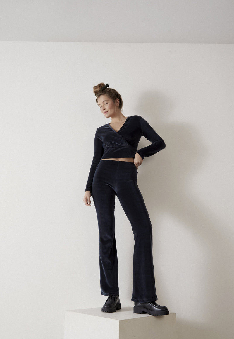 Givn Berlin Samthose GBELODIE flared leg aus Bio-Baumwolle Trousers Dusty Blue