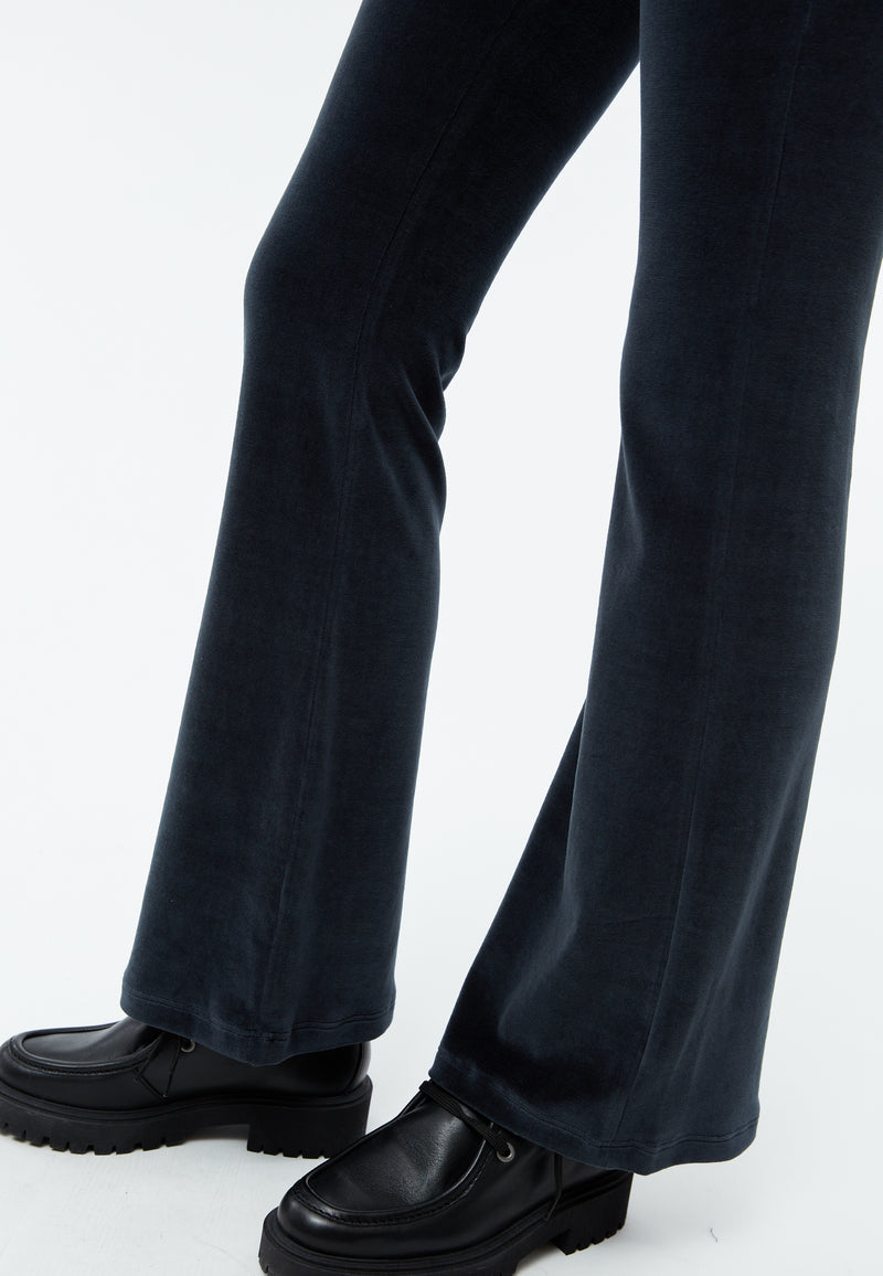 Givn Berlin Samthose GBELODIE flared leg aus Bio-Baumwolle Trousers Dusty Blue
