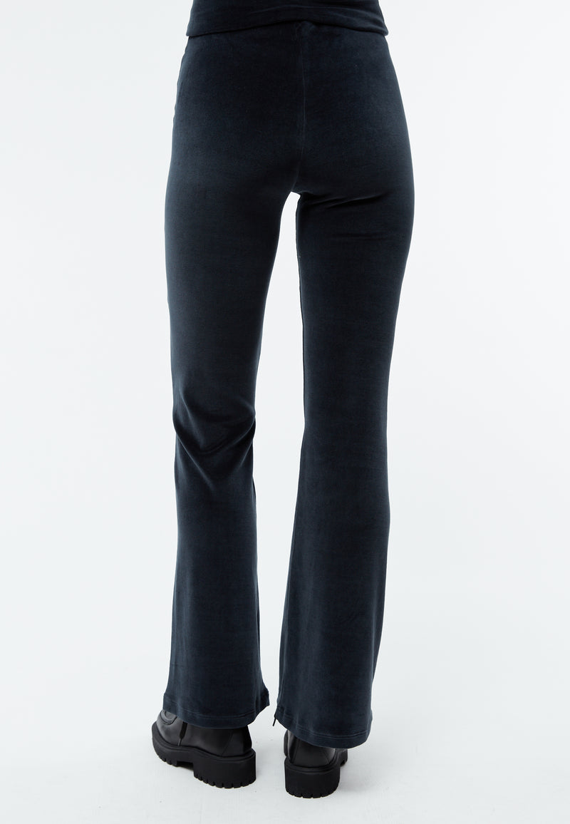 Givn Berlin Samthose GBELODIE flared leg aus Bio-Baumwolle Trousers Dusty Blue