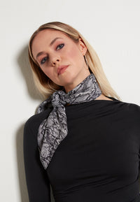 Givn Berlin Schaltuch GBBROOKLYN aus TENCEL™ mit Peach-Effekt Scarf Black / Grey (Snake)