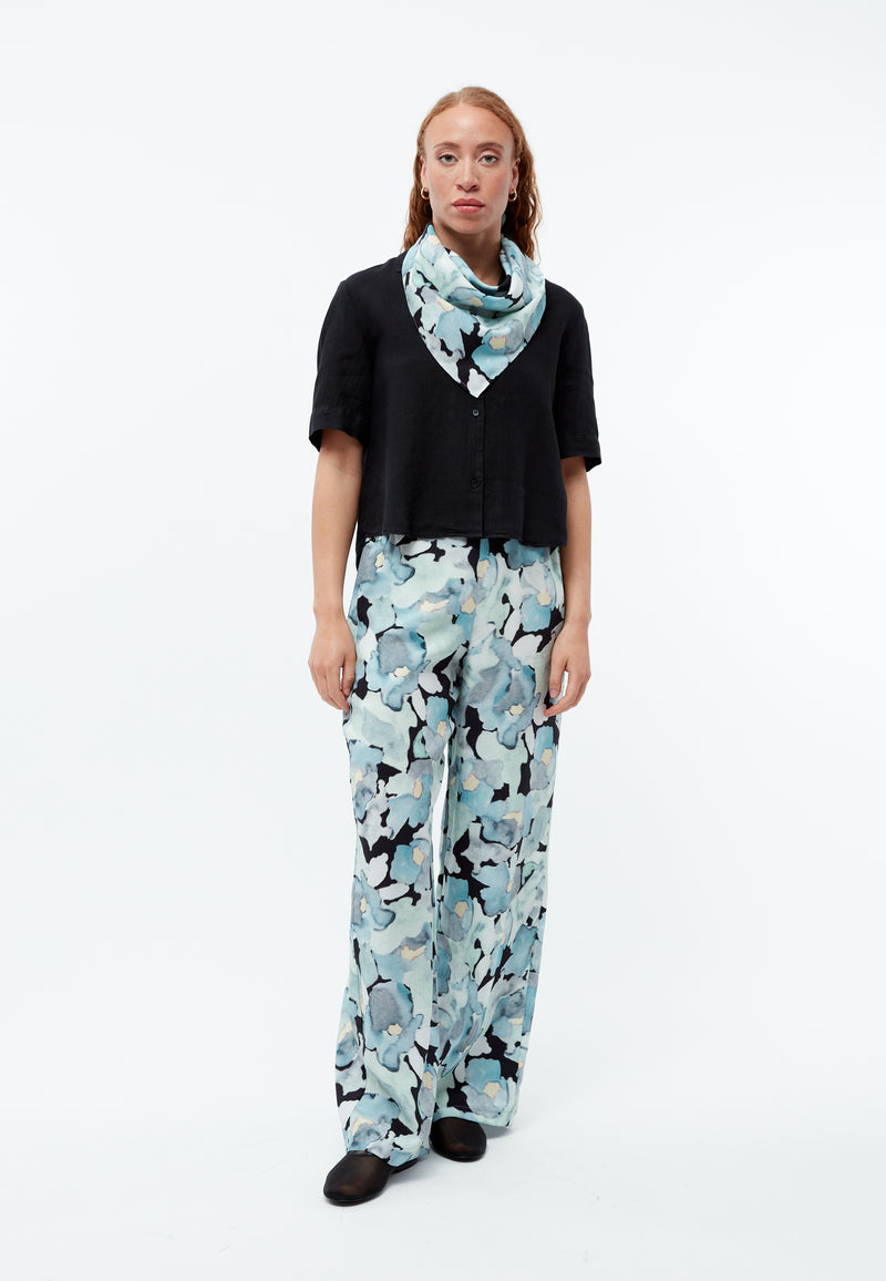 Givn Berlin Schaltuch GBBROOKLYN aus TENCEL™ mit Peach-Effekt Scarf Gentle Blue (Dreamy Florals)