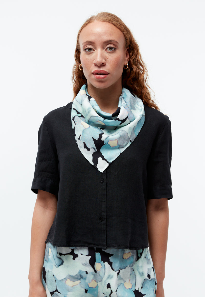 Givn Berlin Schaltuch GBBROOKLYN aus TENCEL™ mit Peach-Effekt Scarf Gentle Blue (Dreamy Florals)