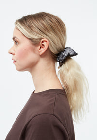 Givn Berlin Scrunchie aus TENCEL™ GBSina Accessory Black / Grey (Snake)