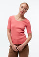 Givn Berlin Top GBANAIS aus gesmocktem Bio-Baumwoll Jersey T-Shirt Sunset Coral (Rib)