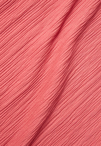 Givn Berlin Top GBJEANETTE aus gesmocktem Bio-Baumwoll Jersey mit Spaghettiträgern Top Sunset Coral (Rib)