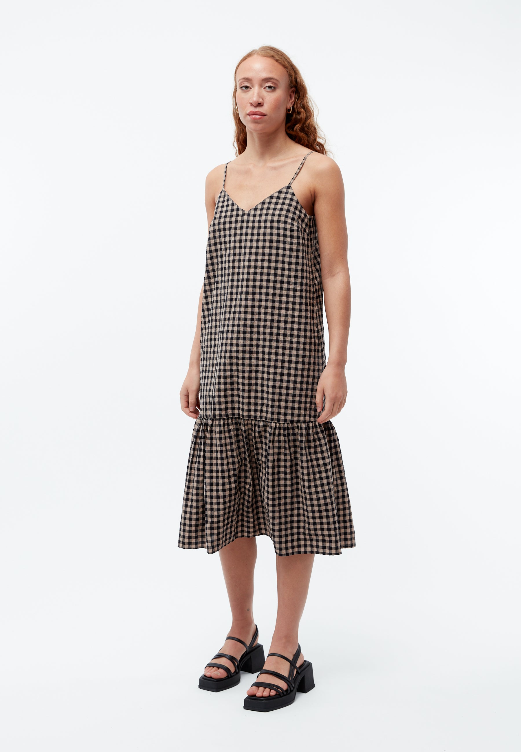Givn Berlin Trägerkleid GBBRITNEY aus Bio-Baumwoll Seersucker Dress Light Taupe / Black (Structure)