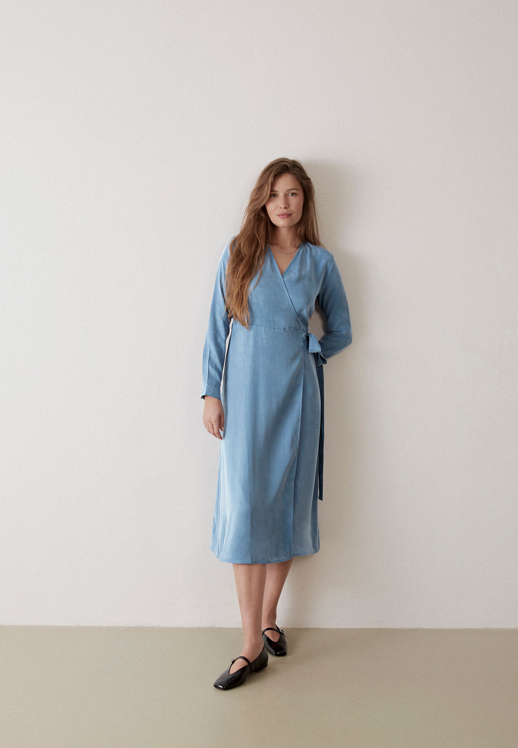 Wrap dress GBVIRGINIA made of TENCEL with peach effect - Cloudy Blue  (Tencel) | Damen | Givn
